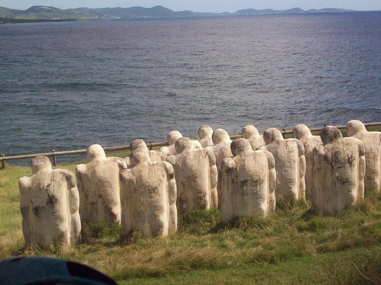 Mémorial des esclaves, tournés vers l'Afrique, symbole du trafic d'êtres humains